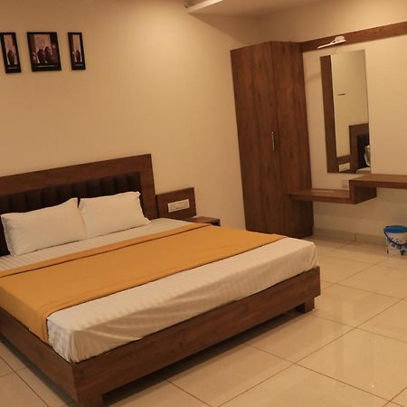 بهوي Hotel Viraj Residency المظهر الخارجي الصورة
