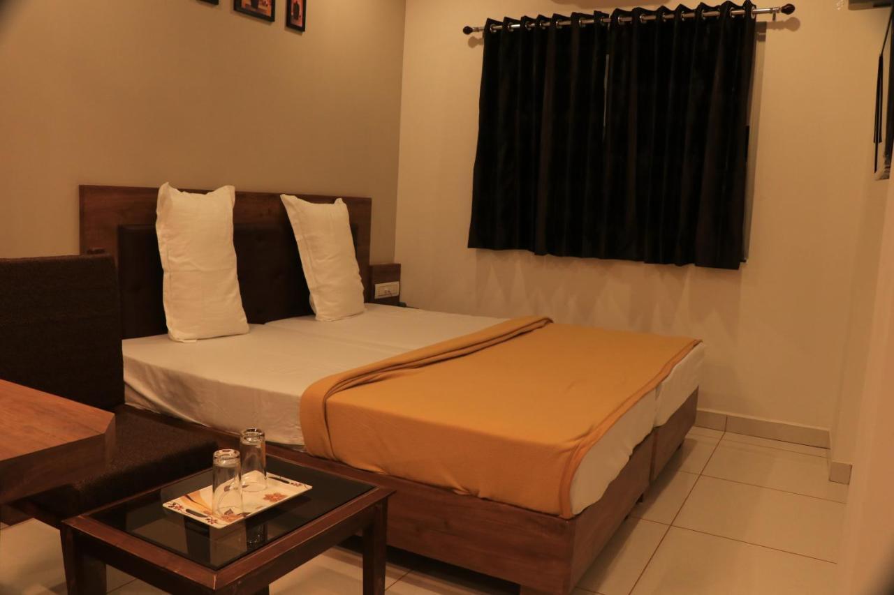 بهوي Hotel Viraj Residency المظهر الخارجي الصورة