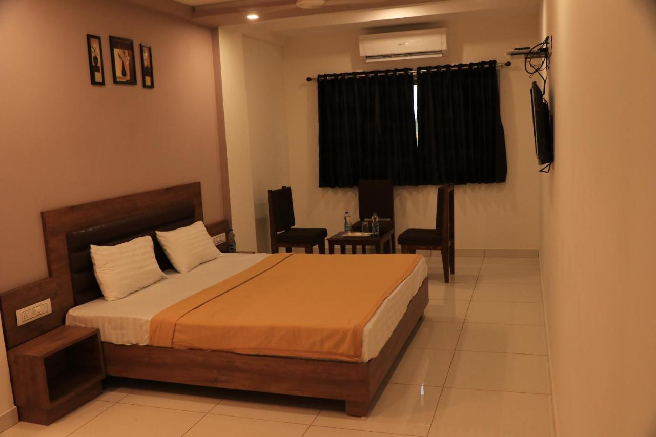 بهوي Hotel Viraj Residency المظهر الخارجي الصورة