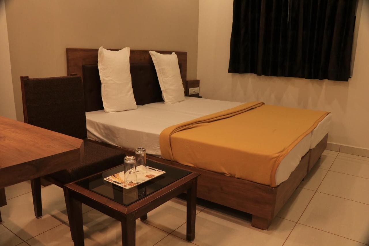 بهوي Hotel Viraj Residency المظهر الخارجي الصورة
