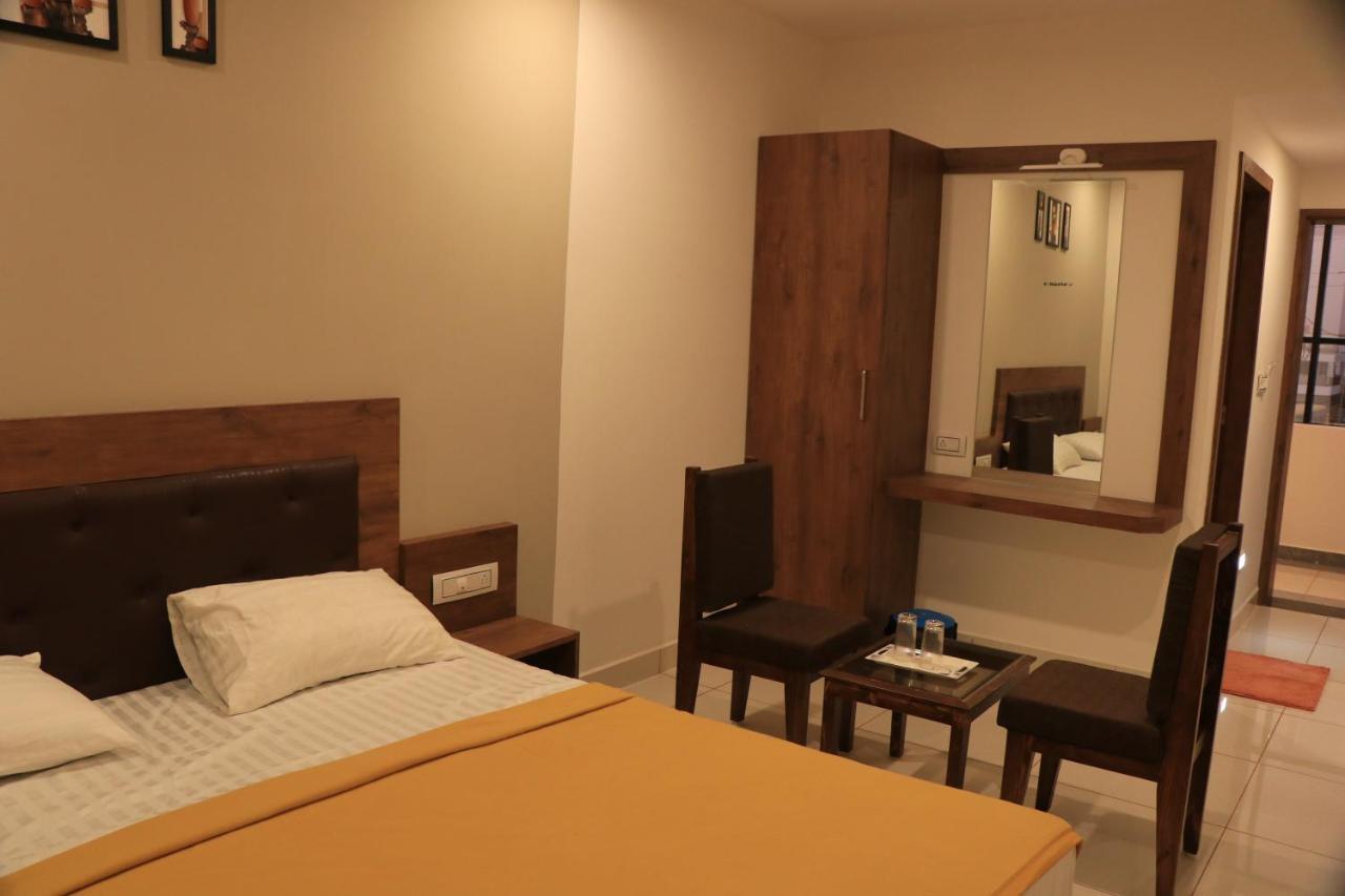 بهوي Hotel Viraj Residency المظهر الخارجي الصورة