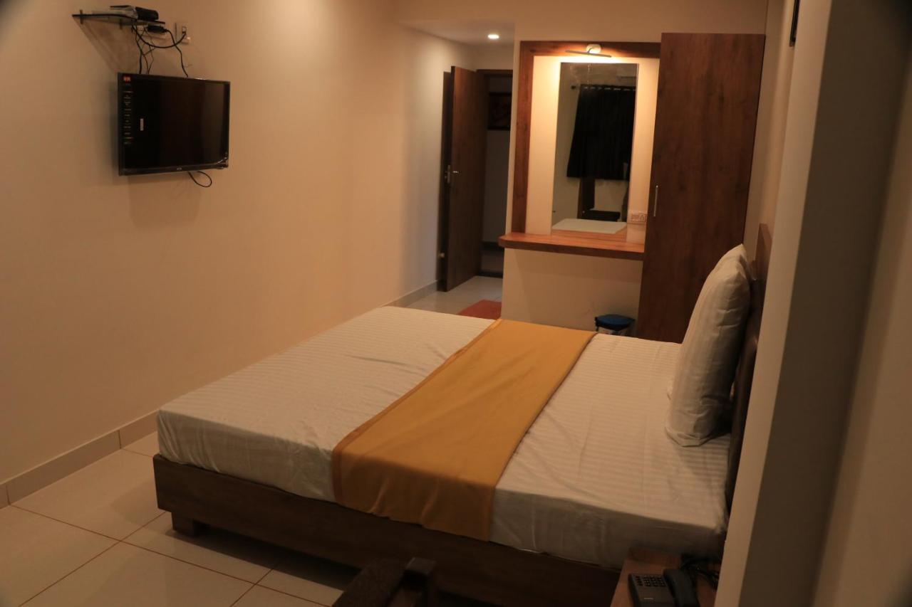 بهوي Hotel Viraj Residency المظهر الخارجي الصورة