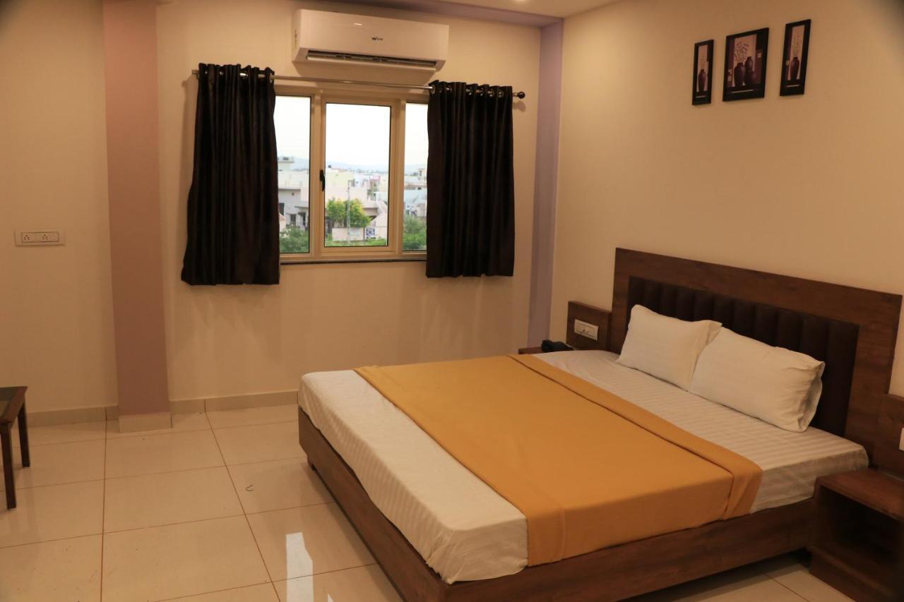 بهوي Hotel Viraj Residency المظهر الخارجي الصورة