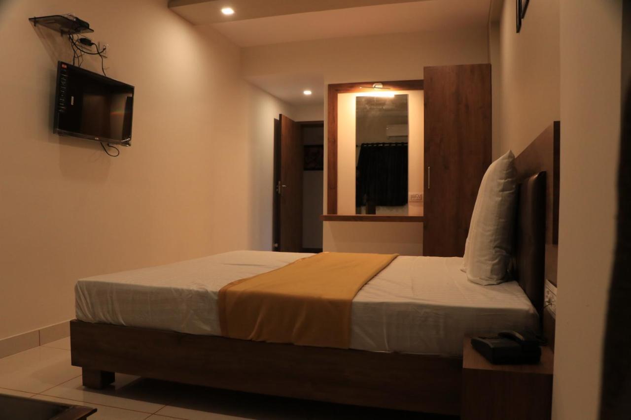 بهوي Hotel Viraj Residency المظهر الخارجي الصورة