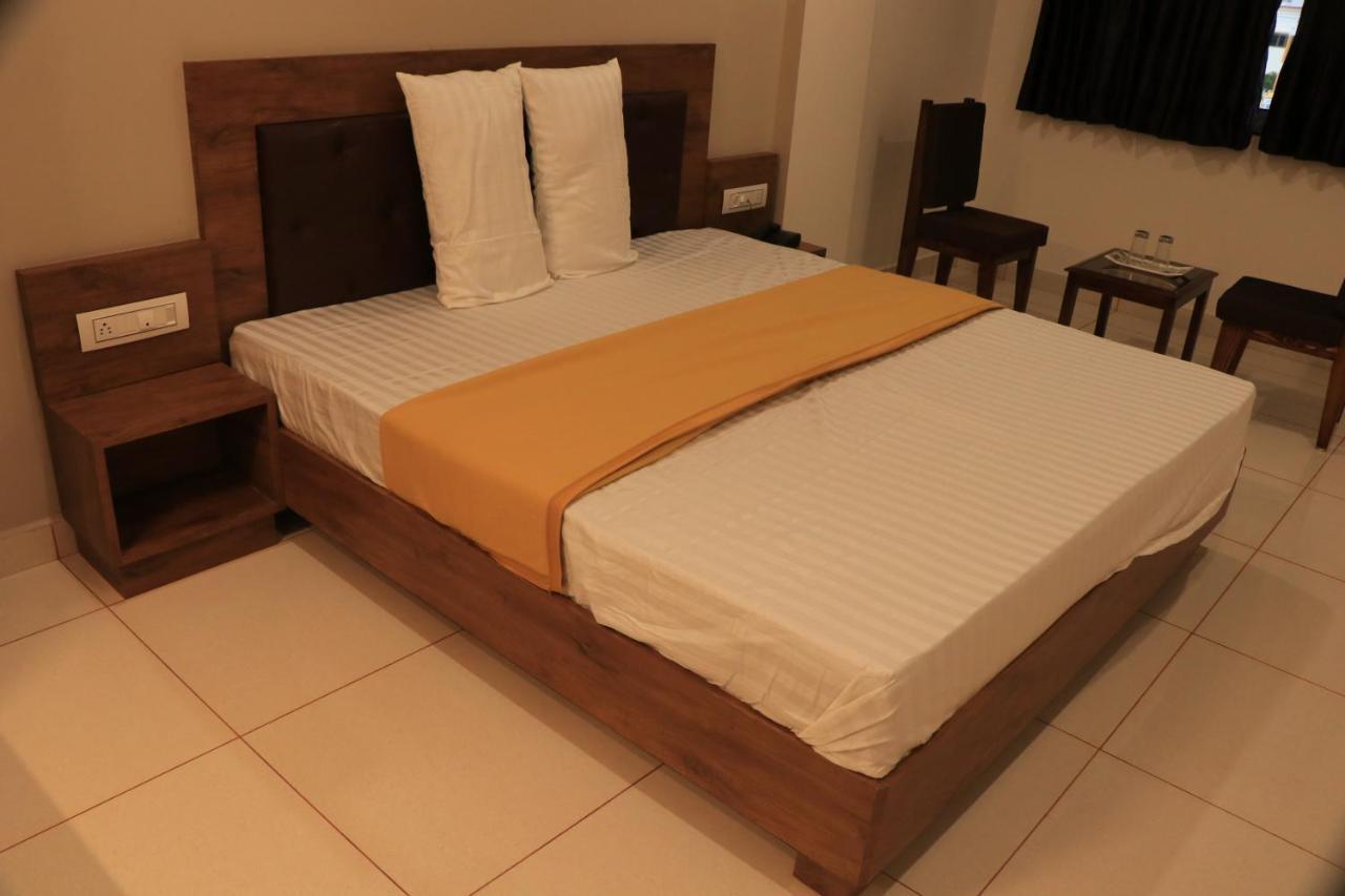بهوي Hotel Viraj Residency المظهر الخارجي الصورة