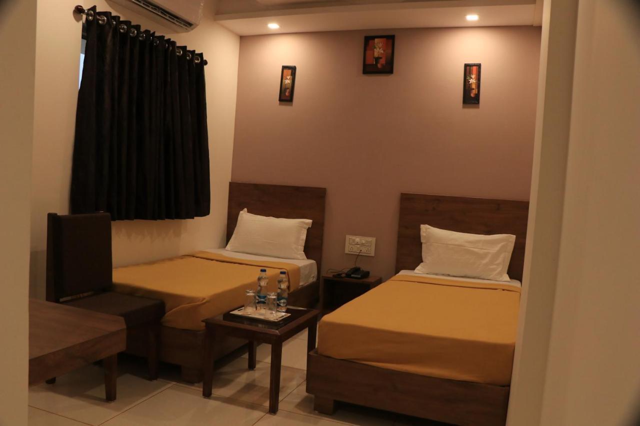 بهوي Hotel Viraj Residency المظهر الخارجي الصورة