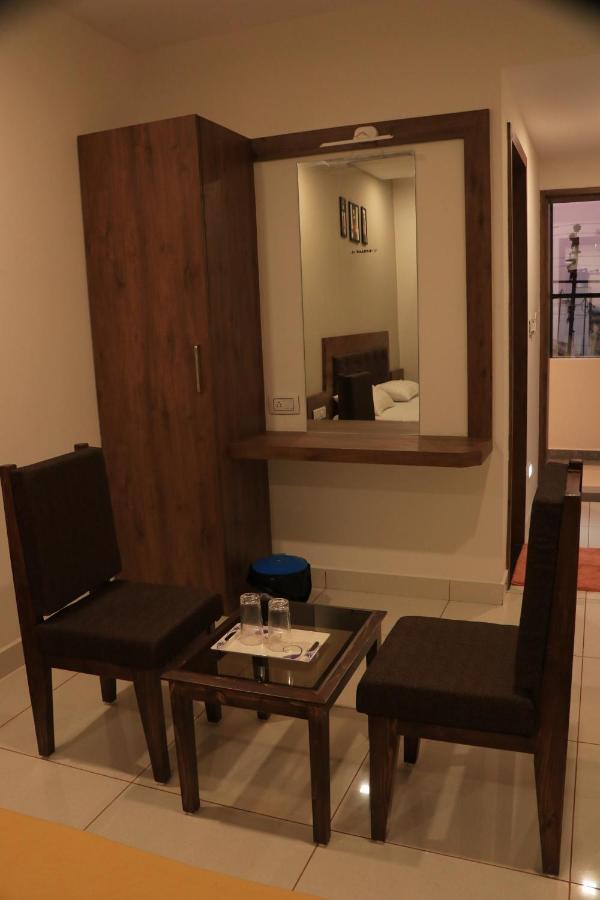 بهوي Hotel Viraj Residency المظهر الخارجي الصورة