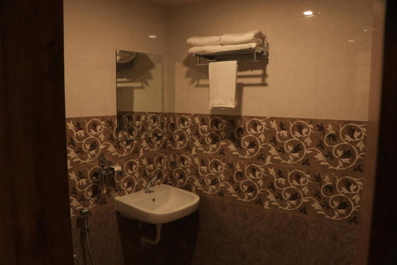 بهوي Hotel Viraj Residency المظهر الخارجي الصورة